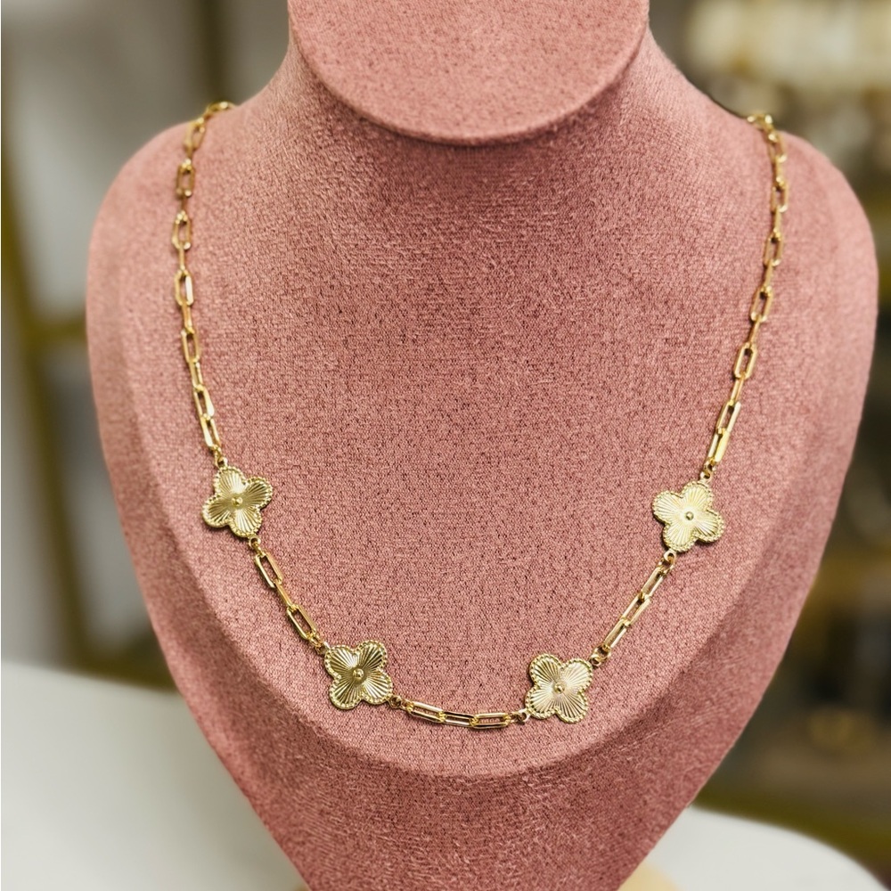 Elegant Gold Floral Necklace